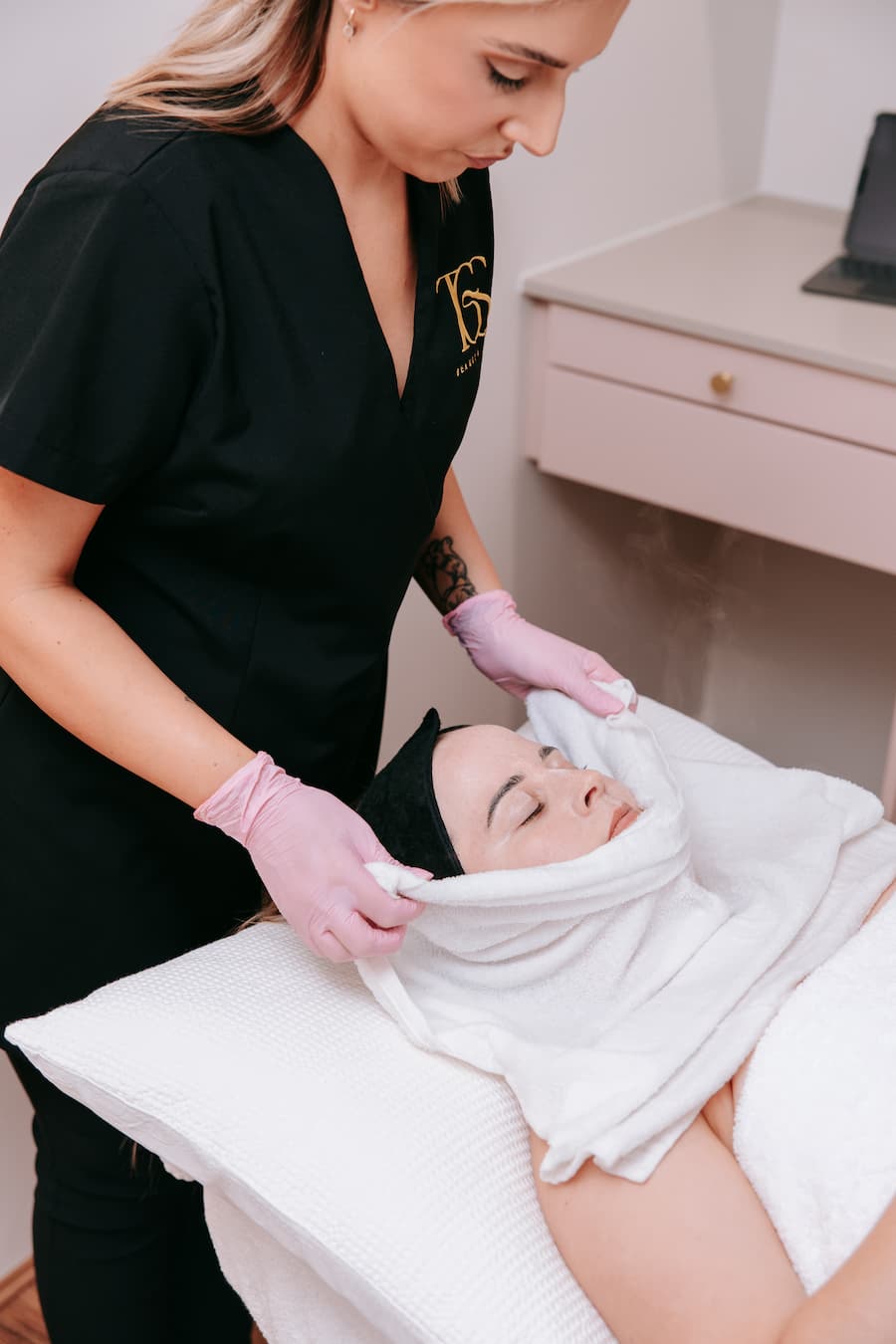 TGS Beauty therapist performing Nap & Glow express facial treatment with steam and hot towel in Hammond Park